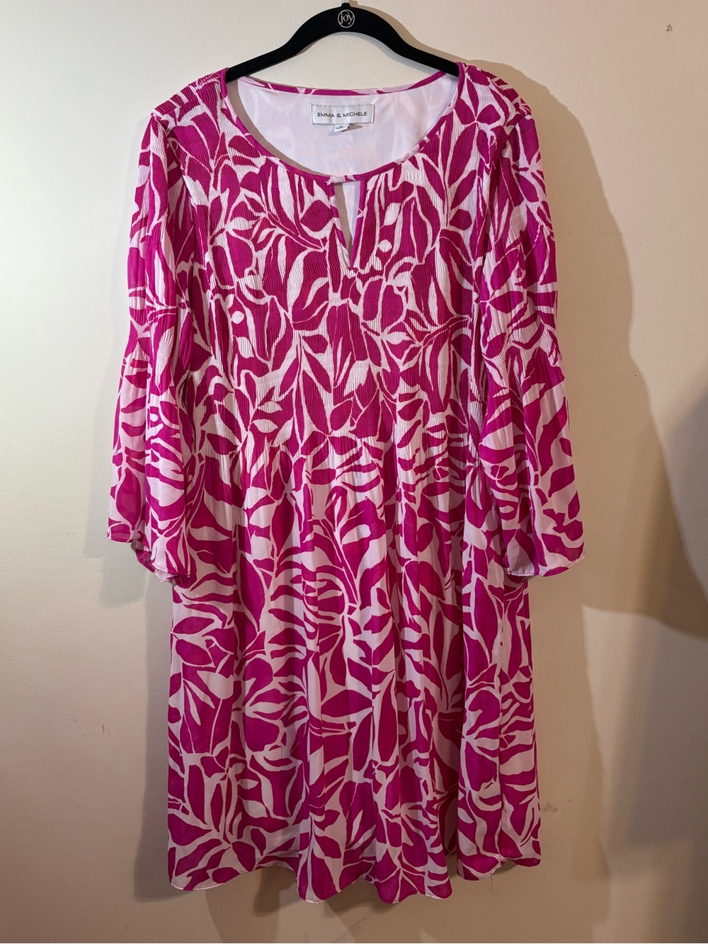Emma & Michele dress 1X vibrant magenta pink‎ white leaf print notched neckline